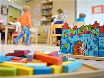 Spielzeug liegt in einer Kindertagesstätte auf dem Boden. Foto: Monika Skolimowska/Illustration