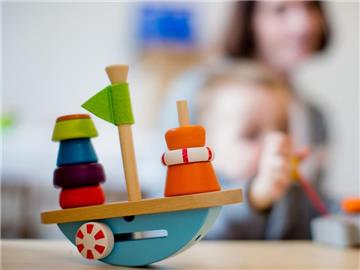 Spielzeuge sollten den Kleinen viele Freiheiten lassen. Produkte mit Lernziel tun dies häufig nicht. Foto: Rolf Vennenbernd