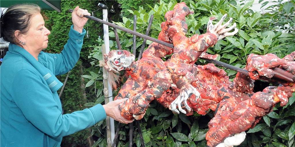 Skelett am Spieß: Das Horror-Haus von Geisecke trotzt der Energiekrise Spießbraten vom Skelett ist die neueste Grusel-Idee, die Patricia Schneider für ihr Horrorhaus umgesetzt hat. Die Figur gestaltete sie aus Bauschaum, der blutrot angemalt wurde.