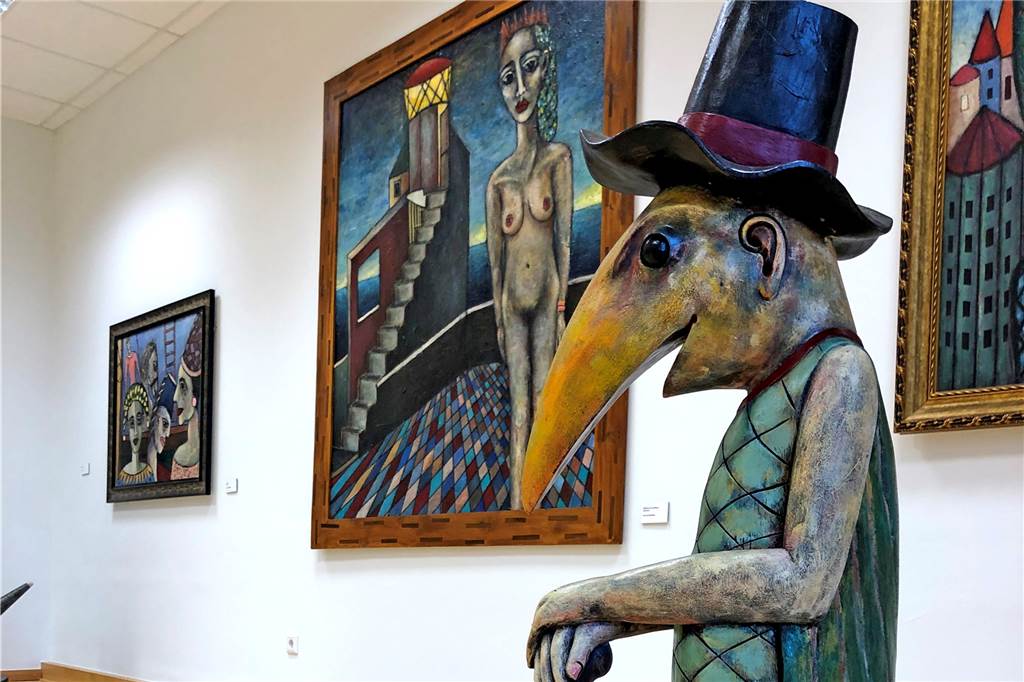 Stadtlohns unbekannter bekannter Künstler: Caius J. Spillner und die Narren Spillners Holzskulptur „Dr. Horkheimer“ ist an diesem Wochenende noch in der Ausstellung im Josef-Albers-Saal zu sehen.