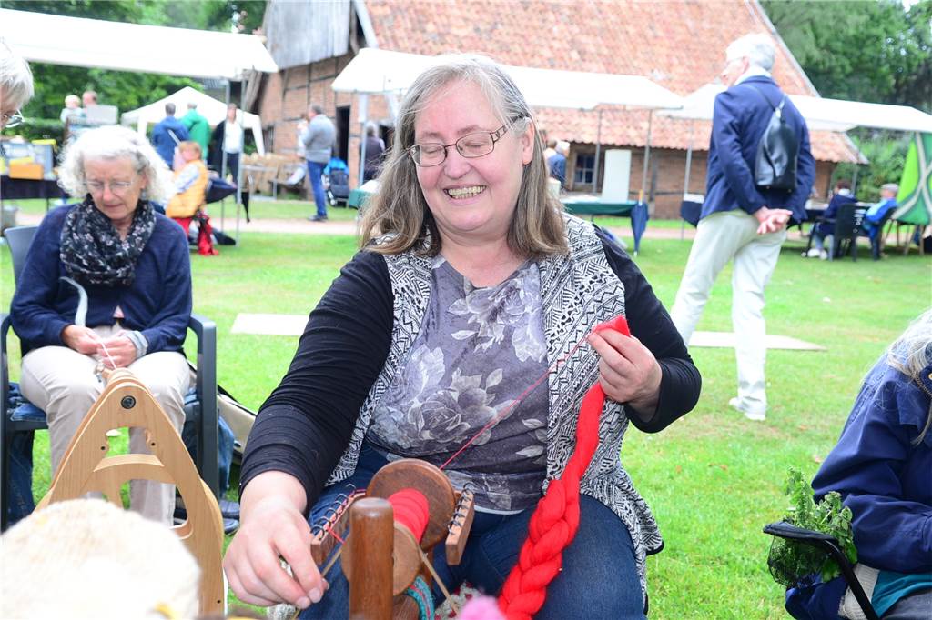 Beim Bauernmarkt in Vreden gab es spannende Einblicke in alte Technik Spinnen wie zu Omas Zeiten.