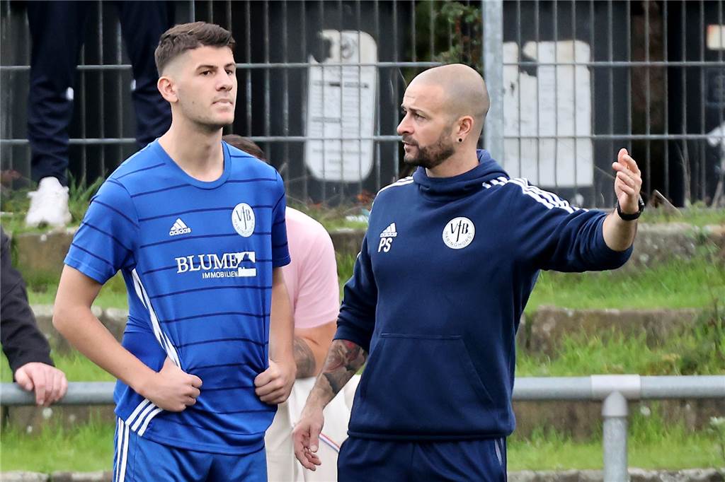 Auf einen Blick : Alle Partien und Ergebnisse des zwölften Spieltages Spitzenreiter VfB Habinghorst, hier mit Coach Patrick Stich (r), trifft auf die SF Wanne II.