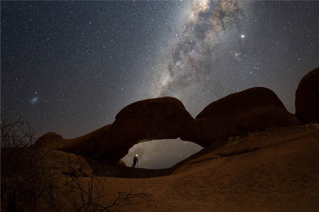 Sythener Astrofotograf lichtet Planeten und Galaxien ab Spitzkoppen Arche: Ein Felsenbogen in Namibia mit Milchstraße.
