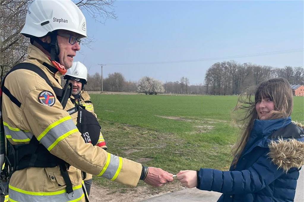 Marsch für den Frieden: Feuerwehrmänner setzen Ausrufezeichen Spontan nimmt Stephan Lendring eine Spende während des Marsches entgegen. Über 500 Euro kamen so am Ende für die Aktion Lichtblicke zusammen.