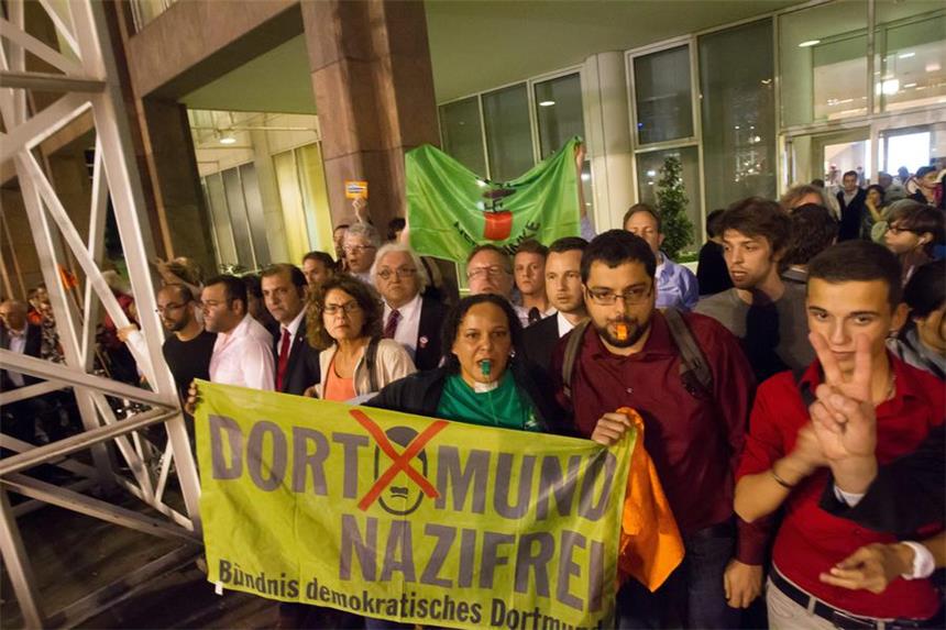 Eklat in der Wahlnacht: Diese Fragen stellen sich jetzt Spontane Gegendemonstration am Sonntagabend. Bürger und Kommunalpolitiker schützen das Rathaus.