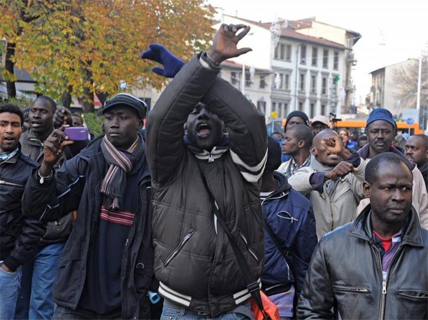 Rechtsextremer erschießt in Florenz zwei Afrikaner Spontaner Protest nach dem Doppelmord von Florenz. Foto: Maurizio degl´ Innocenti