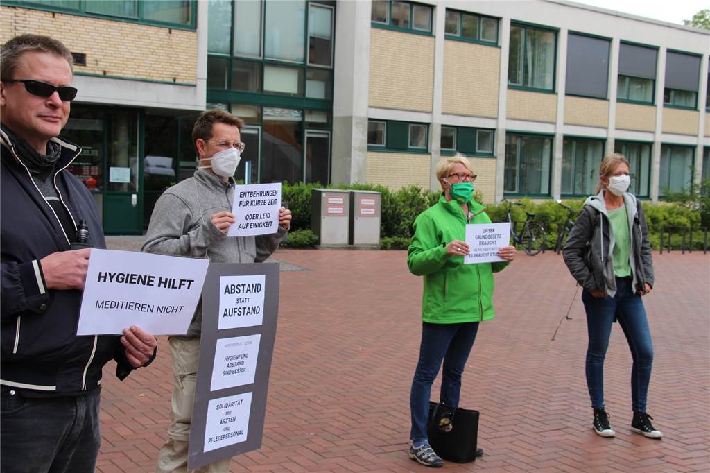 Demo gegen Corona-Einschränkungen sorgte für Widerspruch in Lünen Spontaner Widerspruch: Nicht Meditation helfe, sondern Hygiene und Anstand, meinen diese Lünener: der Beginn einer Gegenbewegung zu den andauernden Demos der Kritiker der Corona-Einschränkungen.