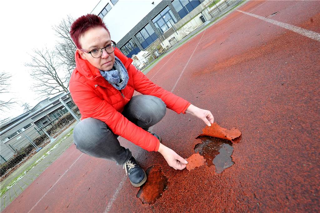 Sportabzeichenwartin Ute Spengler macht sich große Sorgen um die Tartanbahn an der Uferstraße. Diese löst sich auf. Sichtbar an unzähligen maroden Stellen, an denen der synthetische Belag aufgerissen ist.
