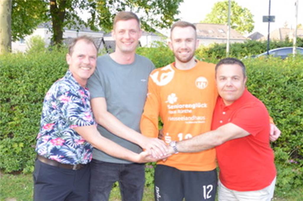„Premiumsituation“: HC TuRa lotst Ex-Keeper aus der 3. Liga zurück und vermeldet weitere Neuzugänge Sportchef Holger Schöße (l.) und Andreas Duda (r.) setzten in der neuen Spielzeit im Tor auf Tim Faber und Niklas Walter (2.v.r.).