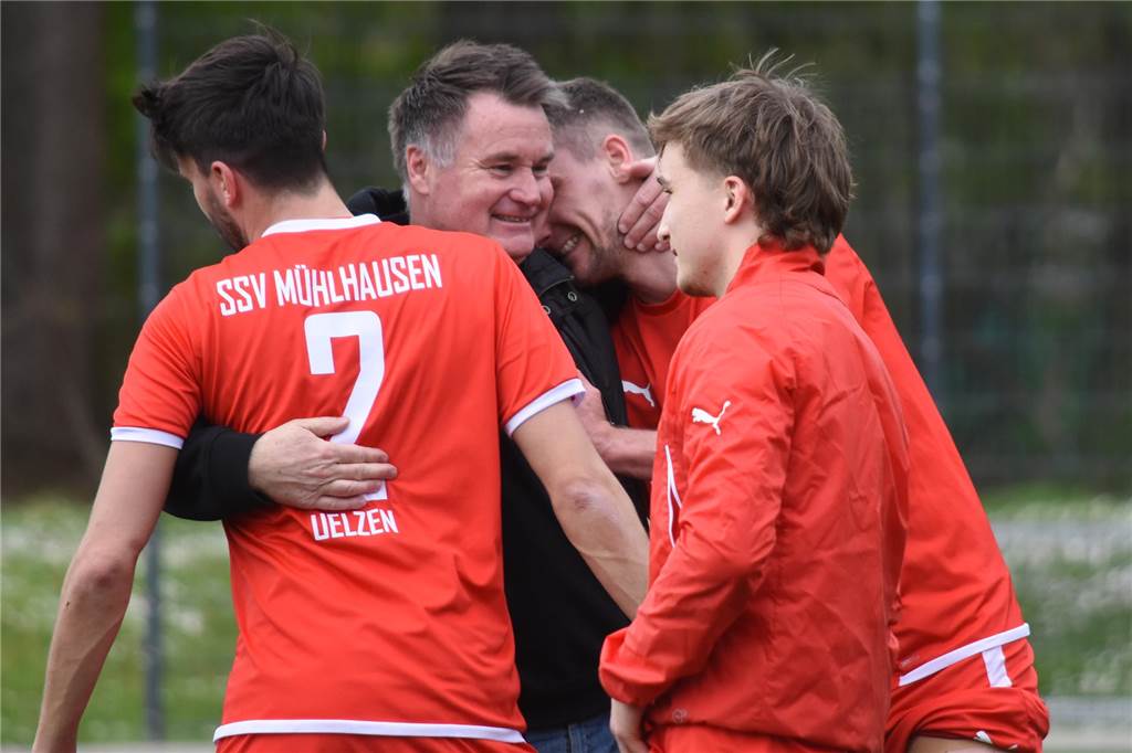 Emotionales Mühlhausen-Comeback: Klassenerhalt ist zum Greifen nah Ralf Mäkler nahm nach Spielschluss Tom Wycisk (l.) und Kai Hutmacher in die Arme.