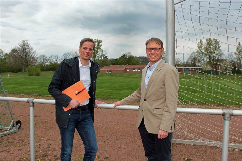 Bekommt die geplante Kunstrasen-Sportanlage im Dahl denselben Belag wie im Lindert? Sportdezernent Alexander Ruhr (l.) und Wernes Bürgermeister Lothar Christ freuen sich über den unerwarteten Geldsegen aus Berlin.