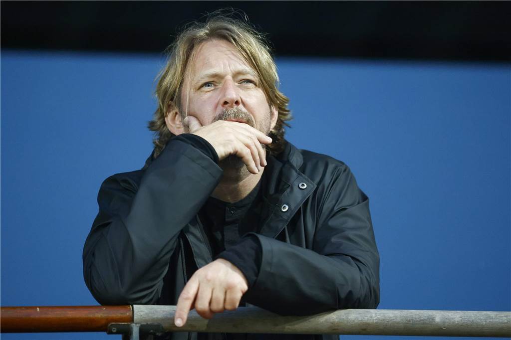 Sven Mislintat hält sich die Hand vor das Gesicht. 