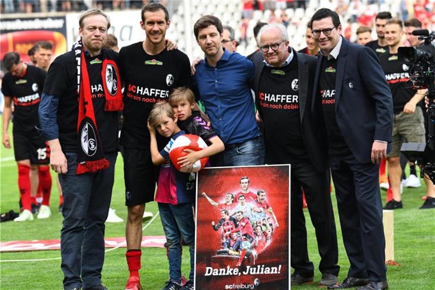 Freiburg verabschiedet Kapitän Schuster und weitere Profis Sportdirektor Hartenbach, Julian Schuster, Sportdirektor Saier, Geschäftsführer Leki und Präsident Keller (l-r) bei der Verabschiedung. Foto: Patrick Seeger