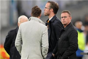 Sportdirektor Ralf Rangnick (r) legte alle Vertragsverhandlungen auf Eis. Foto: Jan Woitas