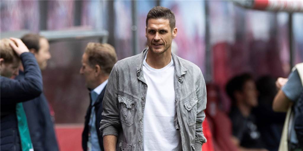 Kehl über BVB-Rückschlag in Leipzig: „Das haben wir uns nicht verdient“ BVB-Sportdirektor Sebastian Kehl steht am Spielfeldrand.