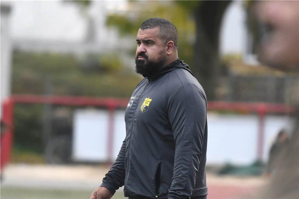Hauptsponsor-Sorgen bei Habinghorst/Dingen wegen Platz-Ärger: Besonderes Konzept als Lösung? Sportfreunde-Trainer Aykut Hezer kümmert sich um die Sponsoren-Suche und arbeitet gemeinsam mit seinen Spielern an kreativen Lösungen.