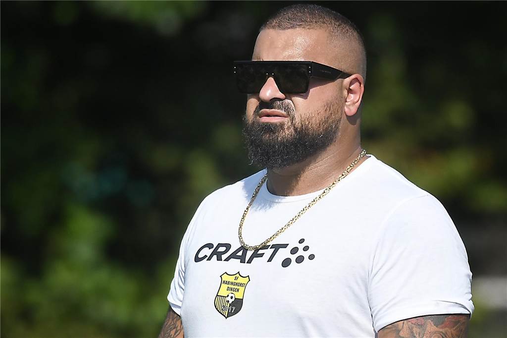 SF Habinghorst/Dingen schmeißt FC Frohlinde raus: Aykut Hezer hat eine Sonnenbrille auf.