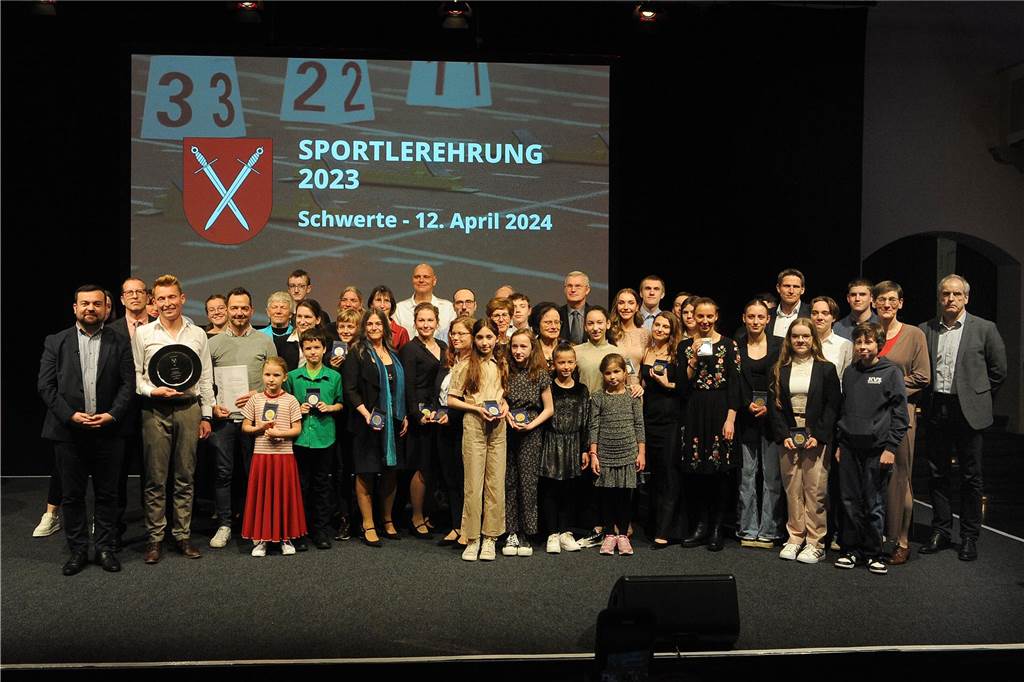 Jede Menge Ehrungen im Freischütz: 90 Bilder von der 57. Sportlerehrung der Stadt Sportlerehrung 2024 der Stadt SchwerteAlle Geehrten auf einem Bild