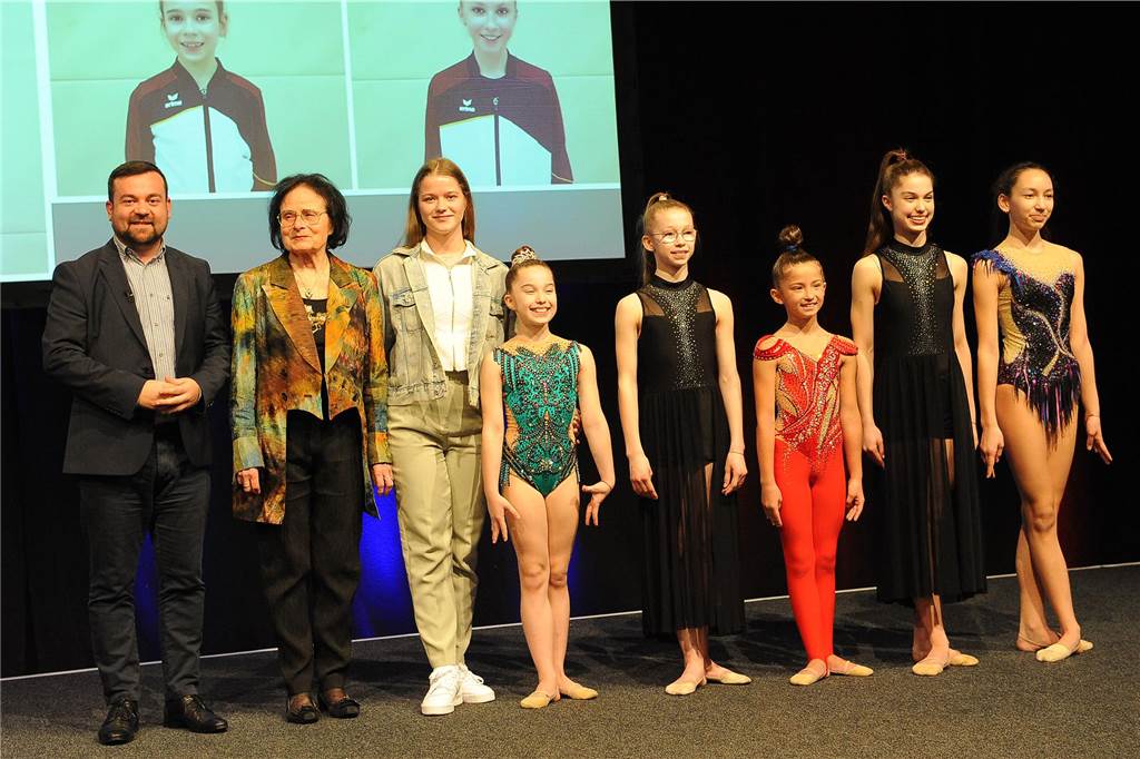 Jede Menge Ehrungen im Freischütz: 90 Bilder von der 57. Sportlerehrung der Stadt Sportlerehrung 2024 der Stadt SchwerteShowvorführung Rhytmische Sportgymnastik