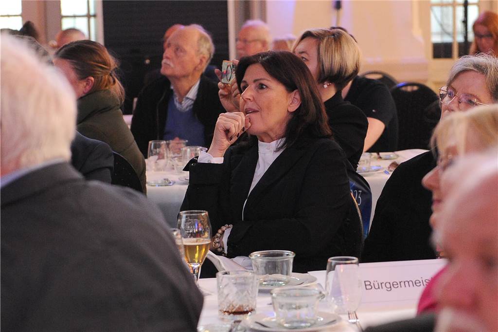 Jede Menge Ehrungen im Freischütz: 90 Bilder von der 57. Sportlerehrung der Stadt Sportlerehrung 2024 der Stadt SchwerteSonderehrung vom Stadtsportverband: 45 Jahre Landesleistungsstützpunkt Rhytmische Sportgymnastik