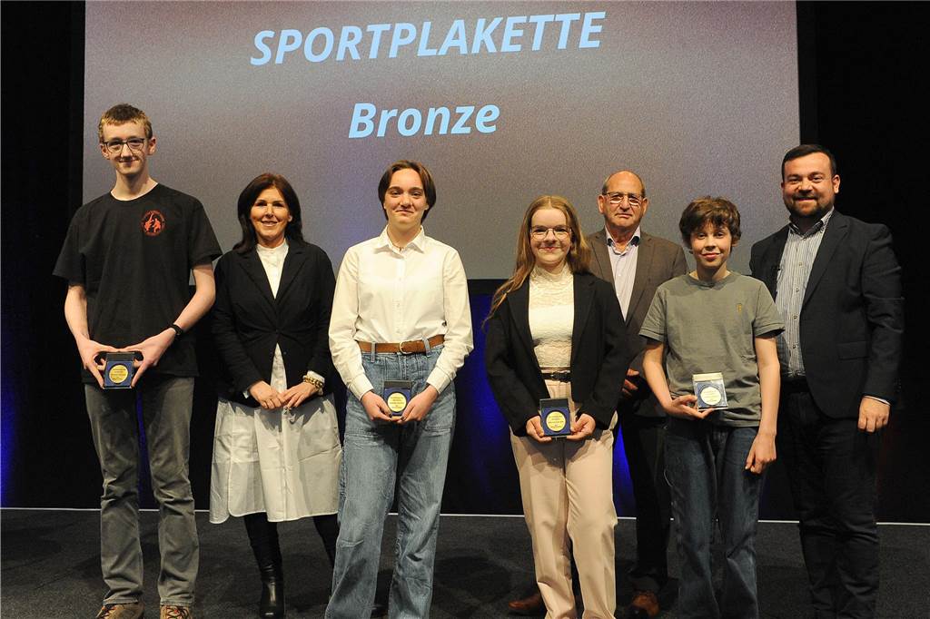 Jede Menge Ehrungen im Freischütz: 90 Bilder von der 57. Sportlerehrung der Stadt Sportlerehrung 2024 der Stadt SchwerteVerleihung der Sportplakette Bronze