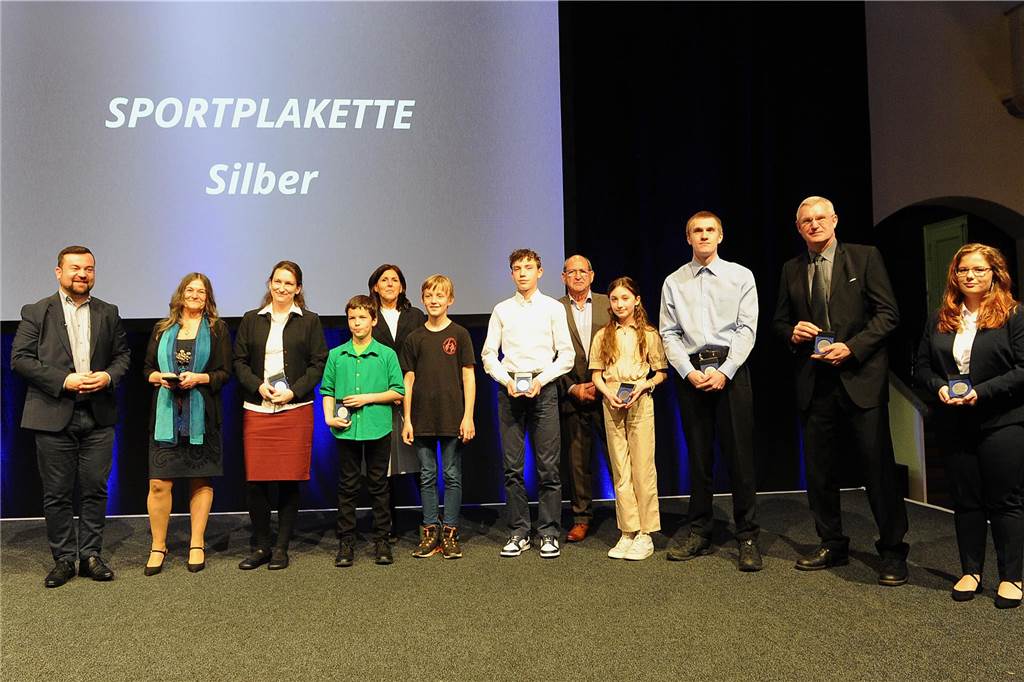Jede Menge Ehrungen im Freischütz: 90 Bilder von der 57. Sportlerehrung der Stadt Sportlerehrung 2024 der Stadt SchwerteVerleihung der Sportplakette Silber