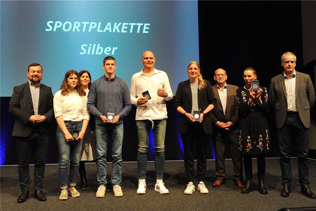 Jede Menge Ehrungen im Freischütz: 90 Bilder von der 57. Sportlerehrung der Stadt Sportlerehrung 2024 der Stadt SchwerteVerleihung der Sportplakette Silber