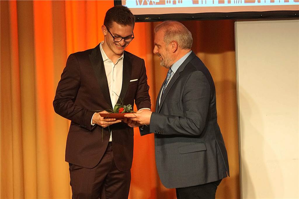 Sportlerehrungen 2020, 2021 und 2022 - Adam Karas (Schwimmfreunde Unna) wird von Bürgermeister Dirk Wigant geehrt