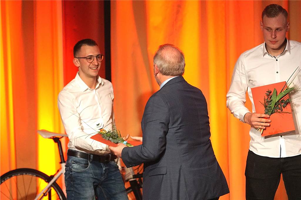 Sportlerehrungen 2020, 2021 und 2022 - Alexander Lehn (Taekwando Zentrum Unna) wird von Bürgermeister Dirk Wigant geehrt