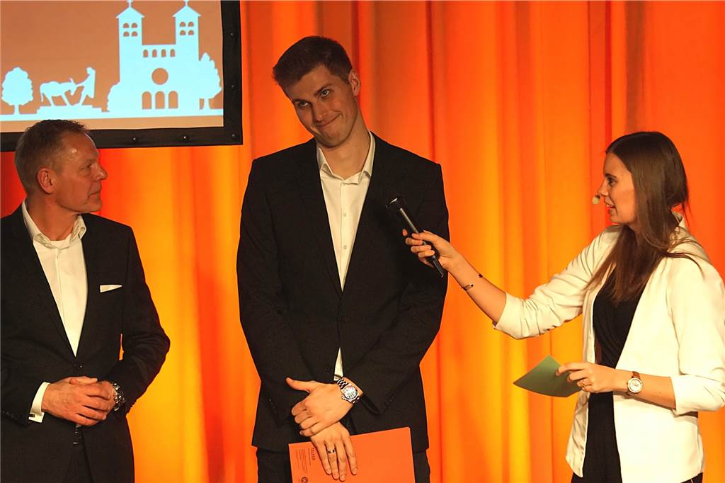 Sportlerehrungen 2020, 2021 und 2022 - Damian Marchewka (KSV) im Gespräch mit Moderatorin Sina Engler