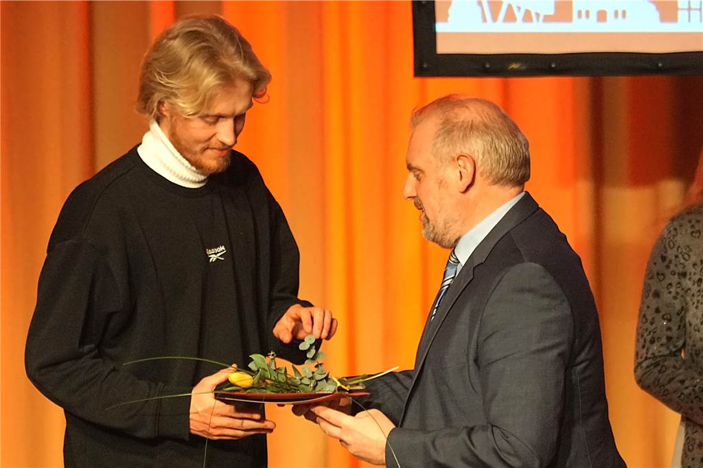 Sportlerehrungen 2020, 2021 und 2022 - Jon Knolle (RSV Unna) wird von Bürgermeister Dirk Wigant geehrt