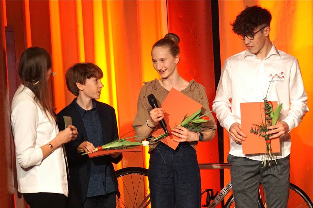 Sportlerehrungen 2020, 2021 und 2022 - Josefine Wendel (RSV Unna - 2. v. re.) im Gespräch mit Moderatorin Sina Engler