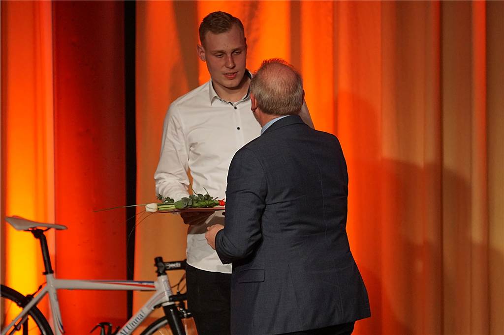 Sportlerehrungen 2020, 2021 und 2022 - Marc Lenkewitz (Taekwando Zentrum Unna) wird von Bürgermeister Dirk Wigant geehrt