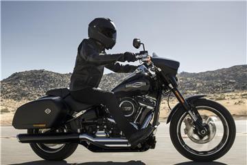 Sportlich cruisen: Die Harley-Davidson Sport Glide kann in ihren Koffern bis zu 50 Liter Gepäck fassen, der Motor stellt bis zu 145 Newtonmeter Drehmoment parat. Text: Andy Mahr/Harley-Davidson/dpa-tmn Foto: Andy Mahr