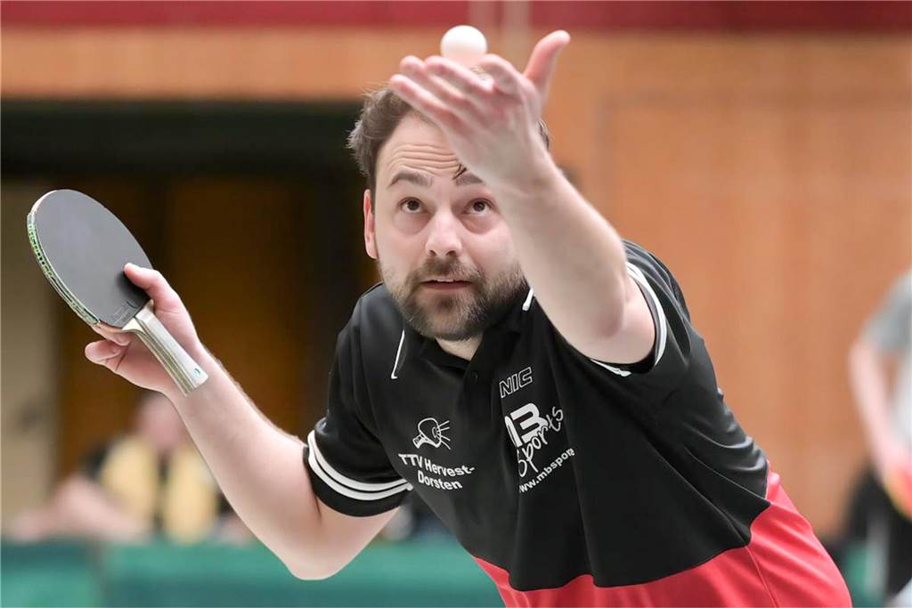 Sportlich erfolgreich, sozial engagiert: Der TTV Hervest-Dorsten feiert 75-Jähriges Tischtennisspieler des TTV Hervest-Dorsten beim Aufschlag