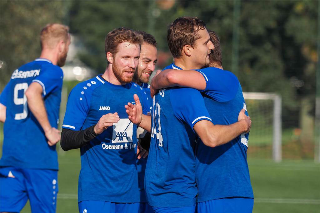 „Diese Saison ist schon mehr eine Bonus-Saison“ Marius Möller bejubelt mit seinen Sythener Teamkollegen ein Tor.