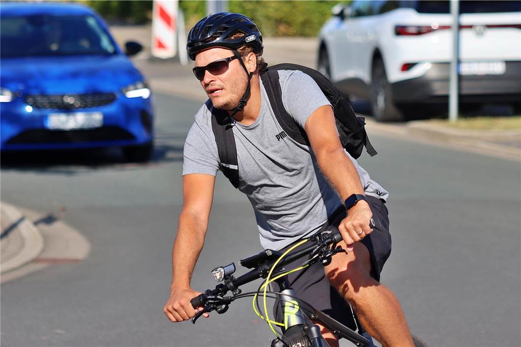 Edin Terzic sitzt auf seinem Fahrrad.