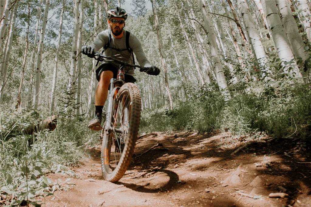 E-Bike, Gravel-Bike, Leasing – Zehn Tipps zum Fahrradkauf vom Experten Sportlich unterwegs mit dem Mountainbike.