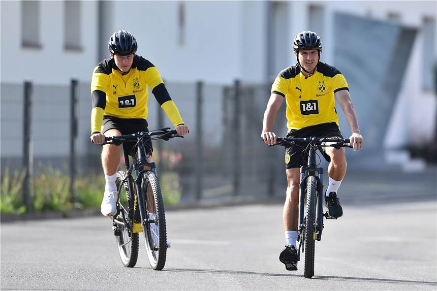 BVB-Podcast: Terzic-Verbleib wahrscheinlich - Delaney und Brandt vor Wechsel? Sportliche BVB-Zukunft unklar: Thomas Delaney (r.) und Julian Brandt.