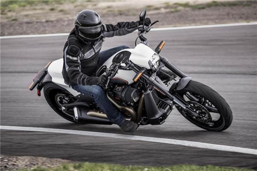 Neue Harley-Davidson FXDR 114 kommt im Herbst Sportliche Kurvenfahrt: Die Harley-Davidson FXDR 114 ermöglicht Schräglagen von über 32 Grad. Foto: Andy Mahr/Harley-Davidson