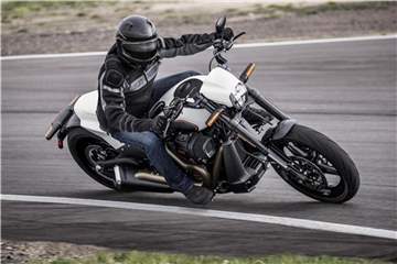 Sportliche Kurvenfahrt: Die Harley-Davidson FXDR 114 ermöglicht Schräglagen von über 32 Grad. Foto: Andy Mahr/Harley-Davidson