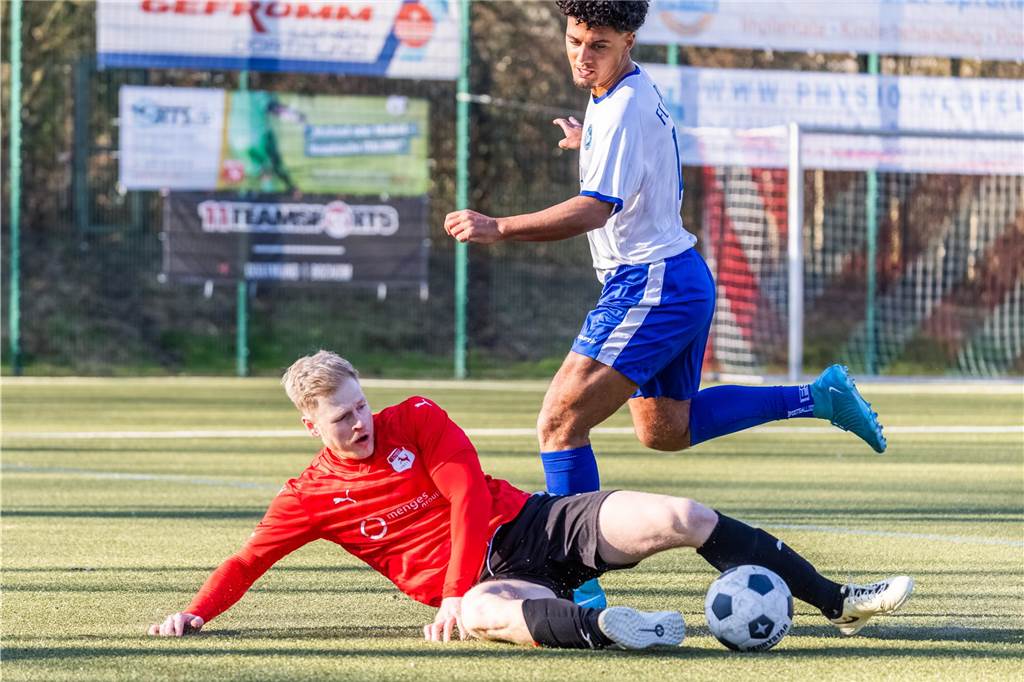 Tim Babosek, Spieler von Westfalia Huckarde, grätscht einen Spieler vom FC Castrop-Rauxel.