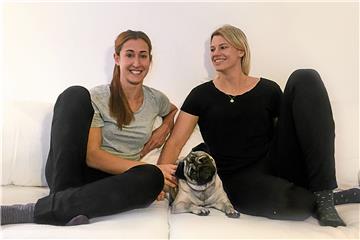 Sportmops Pippa hat Nadja Zimmermann (links) und Carolin Schmele dazu inspiriert, einen Shop für Hunde-Zubehör zu gründen.