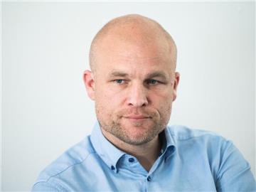 Sportvorstand Rouven Schröder wird die Antrittsprämie an die Mainzer Amateur-Fußballvereine spenden. Foto: Andreas Arnold