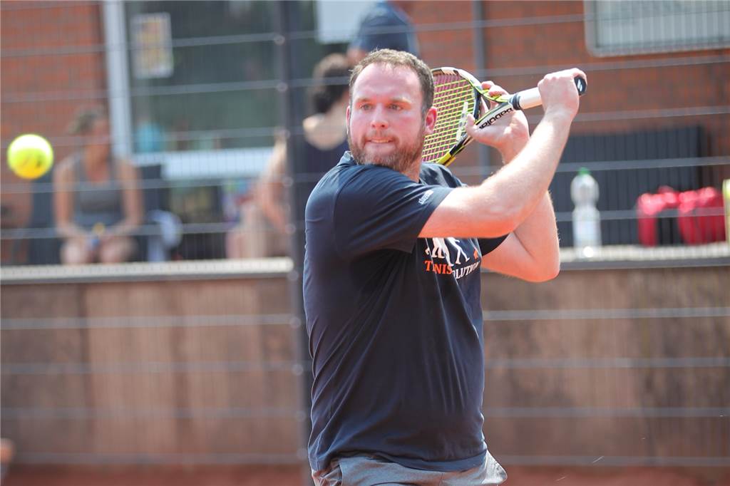 Viele Tennisvereine schließen ihre Hallen – der Olfener TC will sogar ausbauen Sportwart Christian Monreal ist selbst als Spieler beim Olfener TC aktiv.