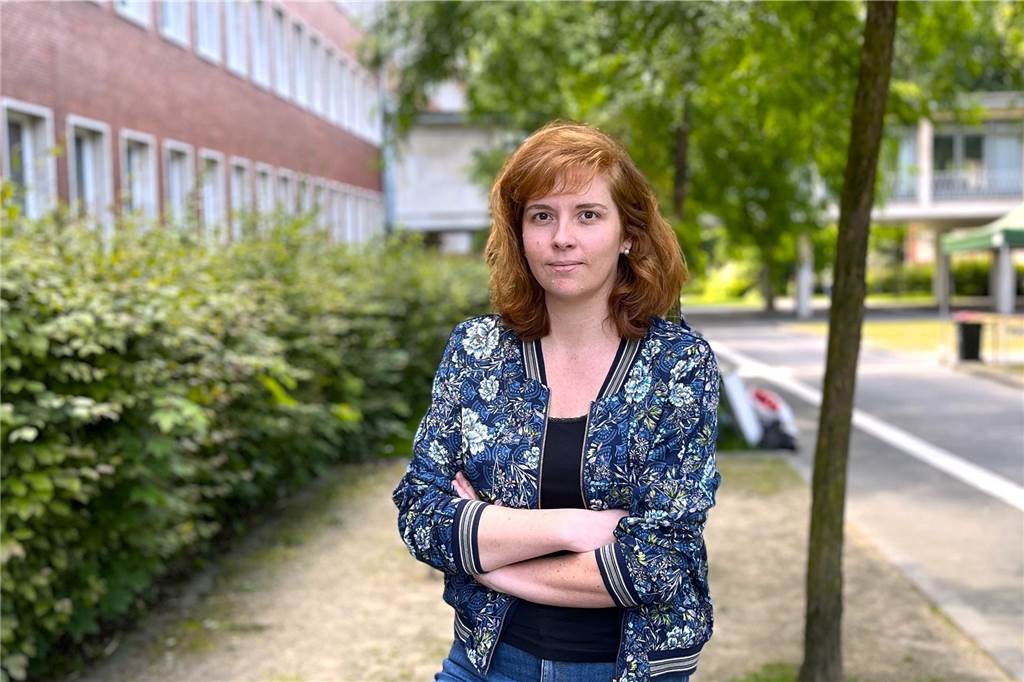 Bilanz der Stadt: 265 Widersprüche bei 22.590 Grundsteuer-Bescheiden Corina Plötz von der Pressestelle der Stadt Herten steht mit verschränkten Armen vor dem Rathaus
