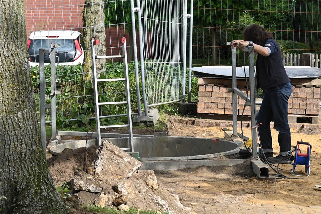 250-Kilo-Bombe in Altendorf nach langer Wartezeit erfolgreich gesprengt Sprengmeisterin Barbara Bremmer begutachtete zur Mittagszeit die Fundstelle. Wenig später war klar: Die Bombe kann nicht entschärft, sondern muss gesprengt werden.