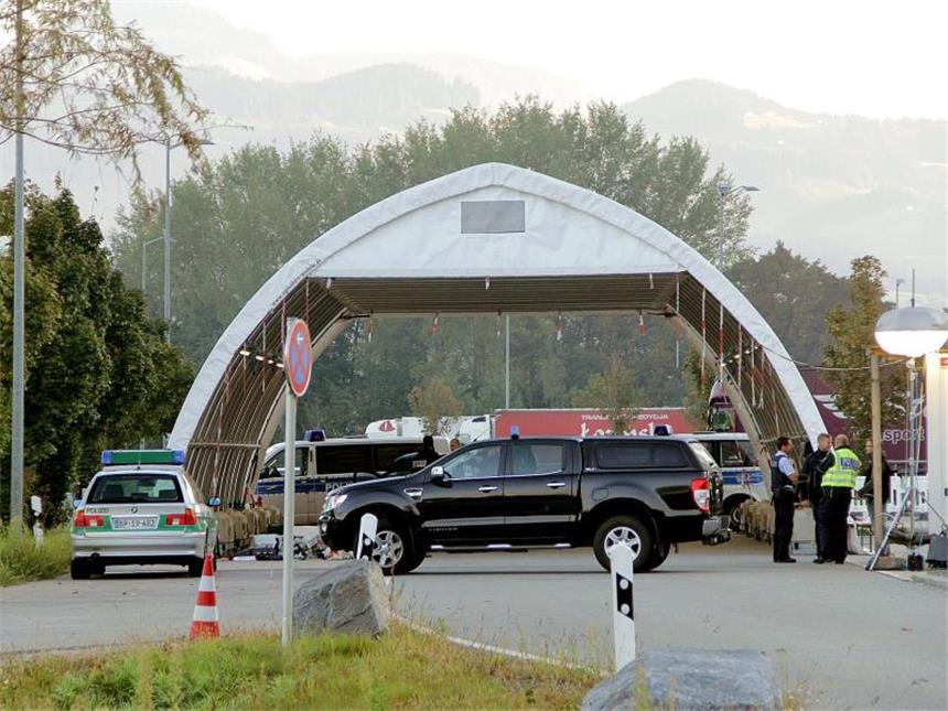 Grenzkontrolle: Polizei fand Waffen und Sprengstoff Sprengstoffexperten des LKA untersuchten die verdächtige Ladung. Foto: Josef Reisner