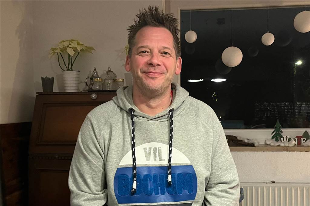 Micel Alester grinst in die Kamera.