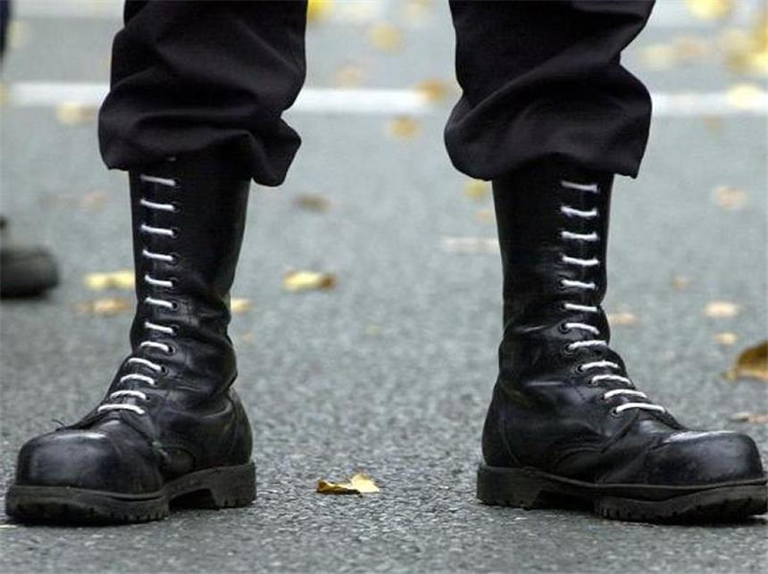 Mehr als 180 Neonazis werden mit Haftbefehl gesucht Springerstiefel eines Teilnehmers an einer rechten Demonstration. Foto: Matthias Hiekel/Archiv